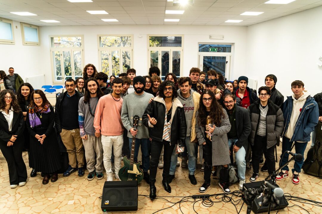 Il cantautore Diego Conti live a sorpresa presso il Liceo Musicale “Lucio Dalla”,  protagonista di uno showcase speciale tra le mura di scuola