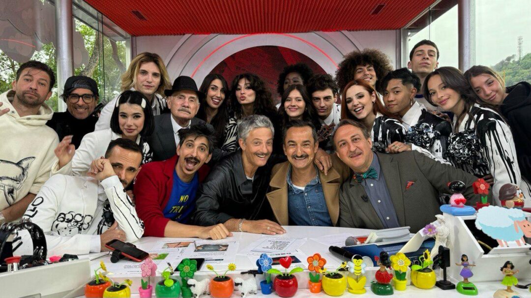 ‘VIVA RAI2!’, Fiorello: “Meloni dice di scrivere ‘Giorgia’ sulla scheda per votarla. Vannacci si è accodato, ha detto ‘sulla mia scrivete Etero'”. Ironia anche su Riondino e La Russa